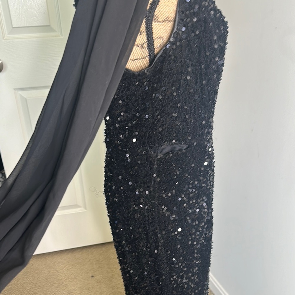 Elegant Black Sequin Gown - Picture 5 of 6